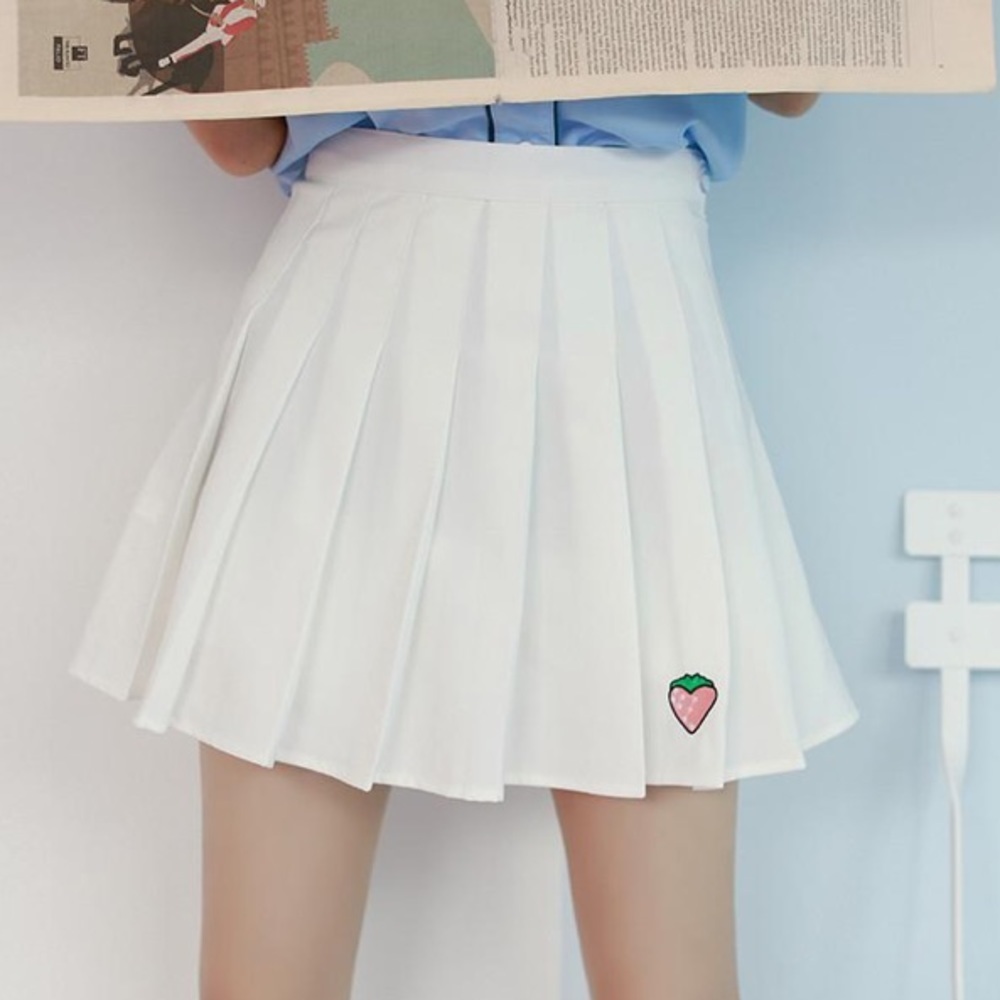 NWT Kawaii Strawberry Pleated Mini Skirt Size Small🍓